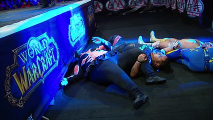 Une catcheuse se brise la jambe en deux en plein direct