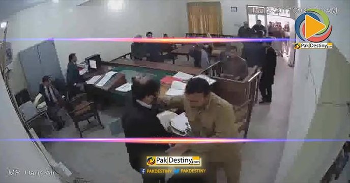 جج اور وکیل ایکدوسرے کی ماں بہن کرتے ھوئے