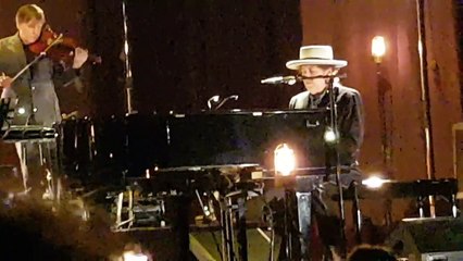 April 4 2017 Bob Dylan - Blowin' In The Wind - live   Oslo Spektrum