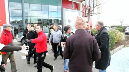 Aubenas : des anti-OGM repoussés à coups de gaz lacrymogène, les journalistes aussi