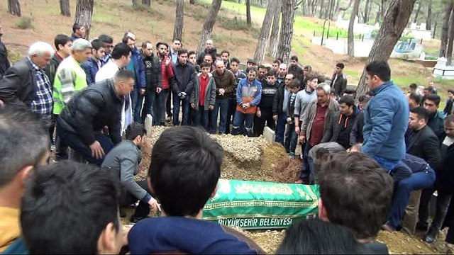 İkinci oğlunu da motosiklet kazasında kaybeden acılı baba oğlunun okul arkadaşlarına:'Çamurda, yağmurda yürüyün ama ne olur motosiklete binmeyin”