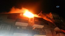 Sakarya’da binanın çatı katı alev alev yandı