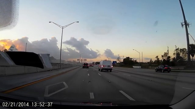 Il évite des pneus sur l'autoroute