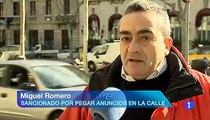 El Ayuntamiento de Colau sanciona por poner carteles para trabajar pero no multa a los que ponen lazos amarillos