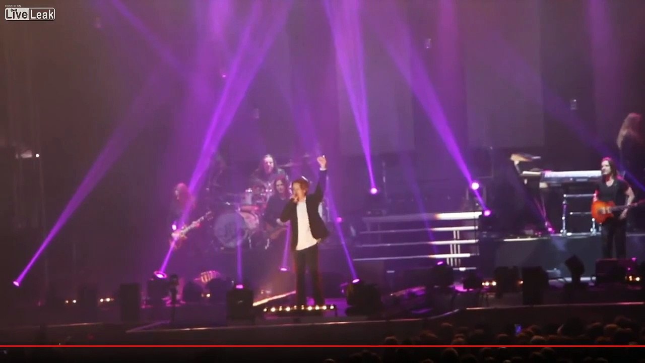 Le système de ventilation tombe sur le public en plein concert