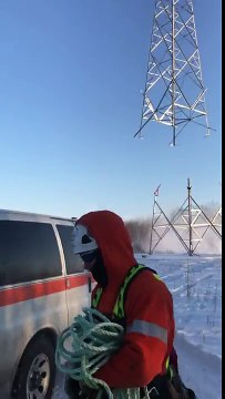 Assemblage d'un pylône électrique avec un hélicoptère (Canada)