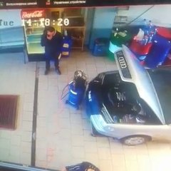 Un garagiste a un gros problème pendant la vidange d’une voiture