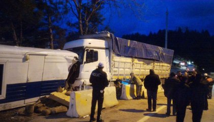 Kamyon Kontrol Noktasına Girdi: 2'si Polis 3 Yaralı