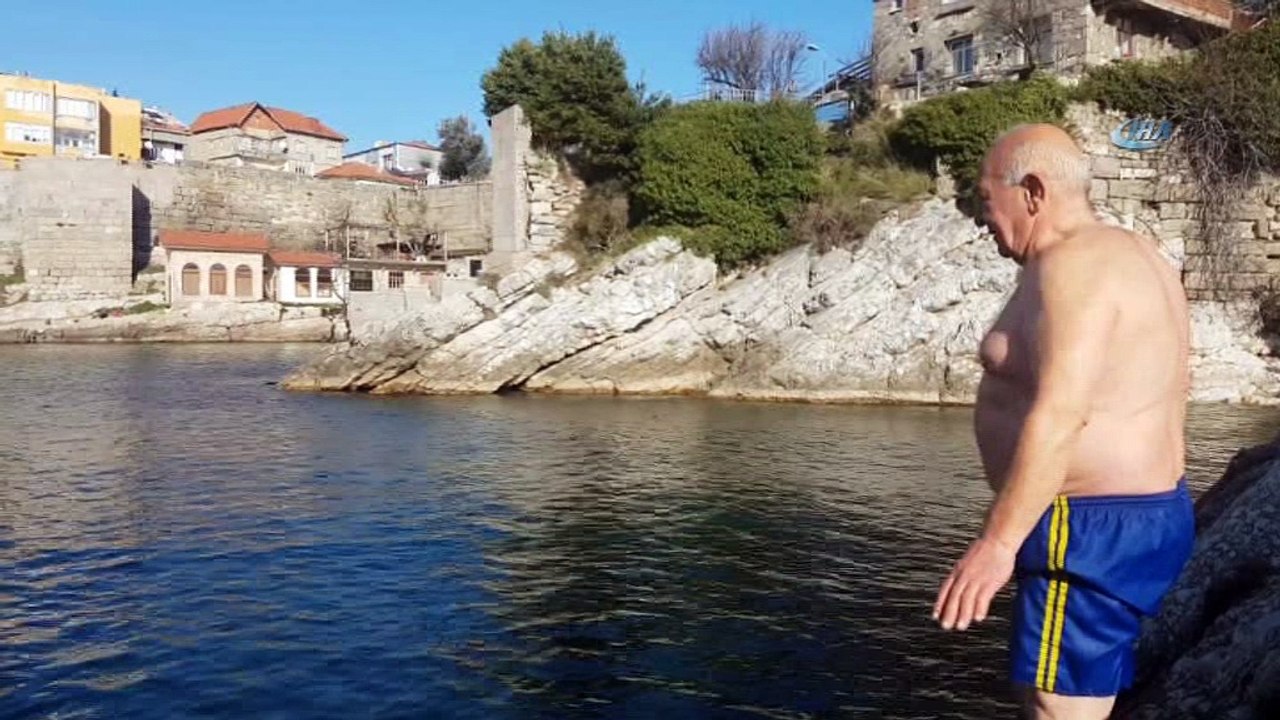 Soğuk havaya aldırış etmeyen 65 yaşındaki vatandaş her gün denize giriyor