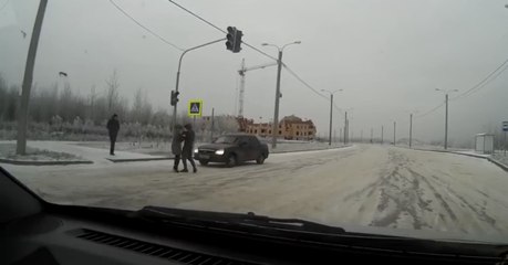 Automobilista ameaça mulher numa passadeira... mas não contava com este gigante anónimo!