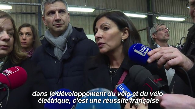 Hidalgo visite l'usine de fabrication des Vélib électriques