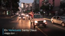 Santa Claus reparte ropa y comida en Venezuela en crisis