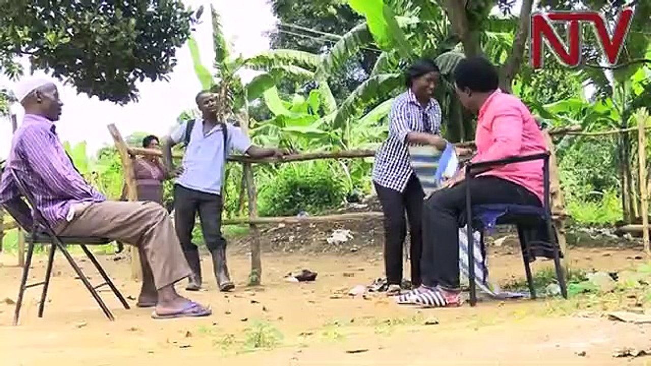 Hallucinant  âgé de 50 ans, cet homme épouse 3 femmes le même jour, dont 2 sœurs