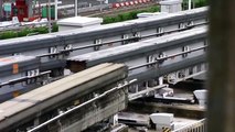 Le train arrive Le système de monorail japonais est impeccablement précis