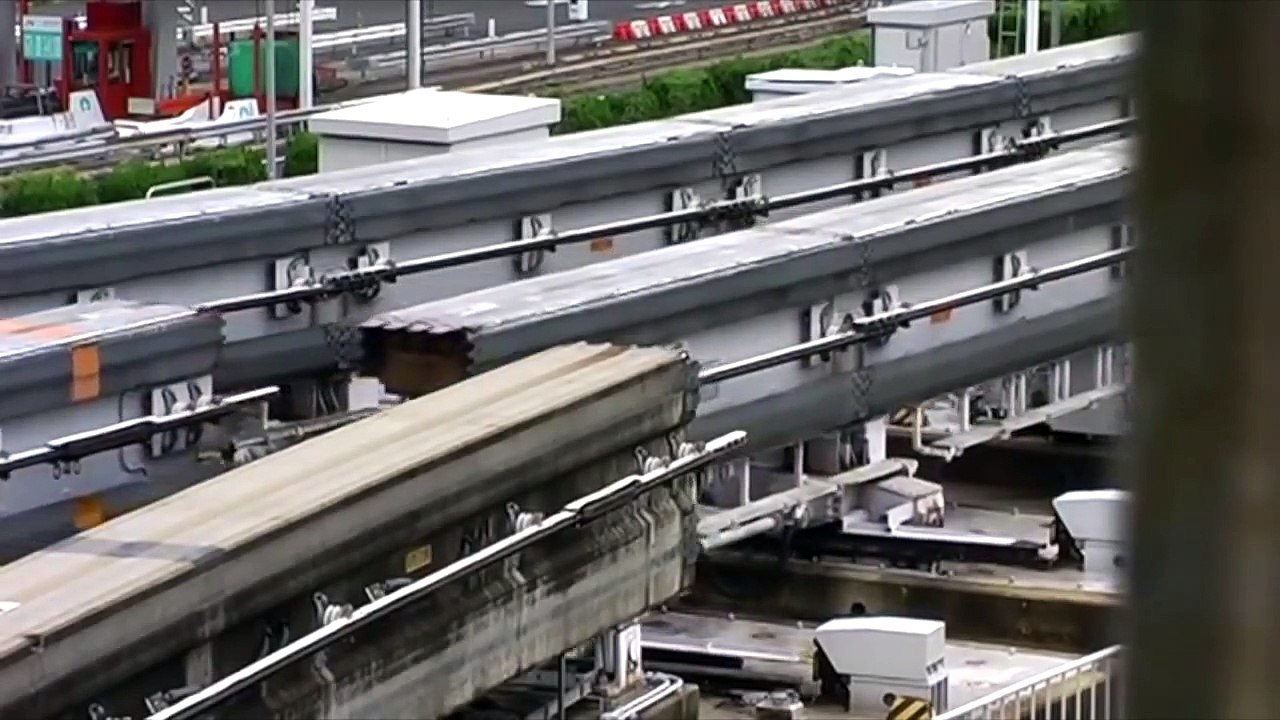 Le train arrive Le système de monorail japonais est impeccablement précis