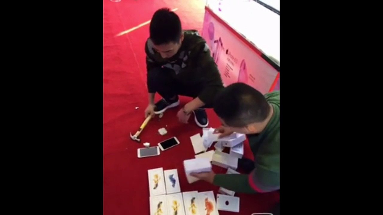 China Richman Break the Apple Store after buying Iphone 7中国富豪花50万怒砸苹果手机店-9mtkKwU-q4I