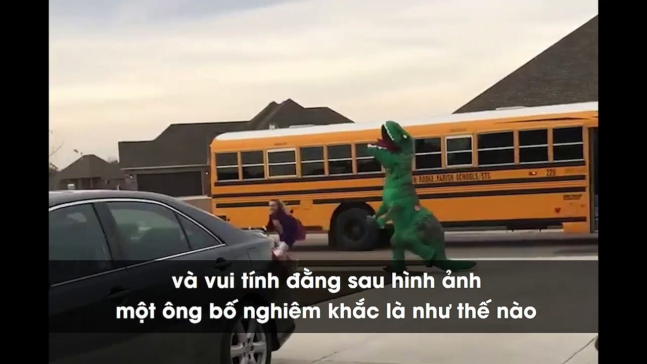 "Chết cười" ông bố mặc đồ khủng long đứng đợi con đi học về