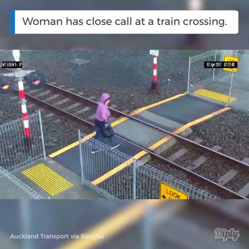Elle traverse une voie ferrée sans regarder et se fait froler par un train... Chaud