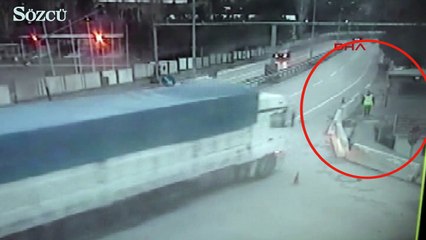 Kamyon, polis noktasına çarptığı anlar kamerada