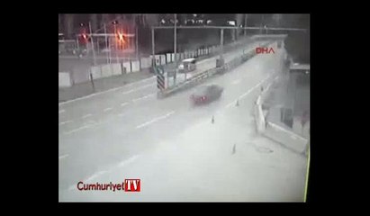 Kamyon, polis kontrol noktasına böyle daldı