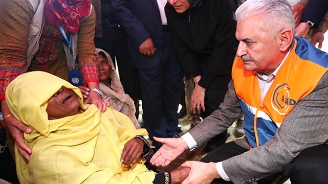 Arakanlı Müslümanların Kampını Kızıyla Birlikte Ziyaret Eden Başbakan, Duygusal Anlar Yaşadı