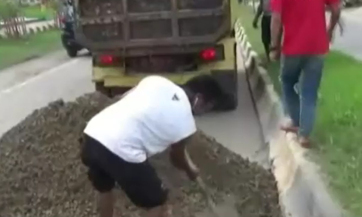 Sopir Pengangkut Air Perbaiki Jalan Rusak