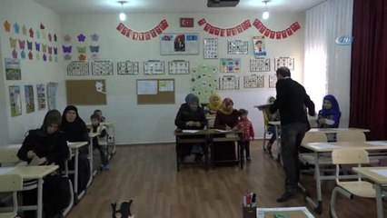 Suriyeliler "Türkçe" Öğrenerek Hayata Tutunuyor