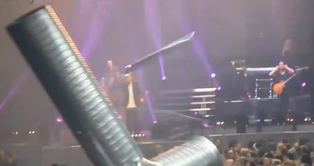Une ventilation tombe sur le public en plein concert.