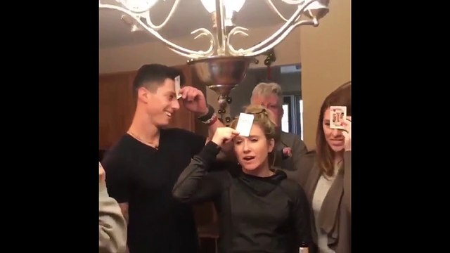 Il profite d’un jeu de cartes en famille pour faire une surprise à sa copine