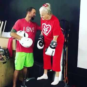 Cette vielle mamie fait de la boxe comme une championne !