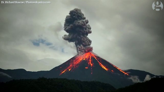 Eruptions impressionnantes de cet énorme volcan en Equateur !