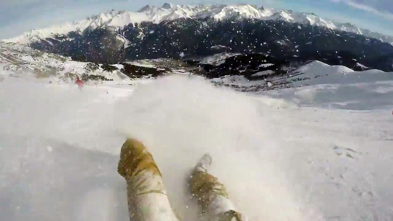 Il se plante en Ski et dévale la piste en combinaison !