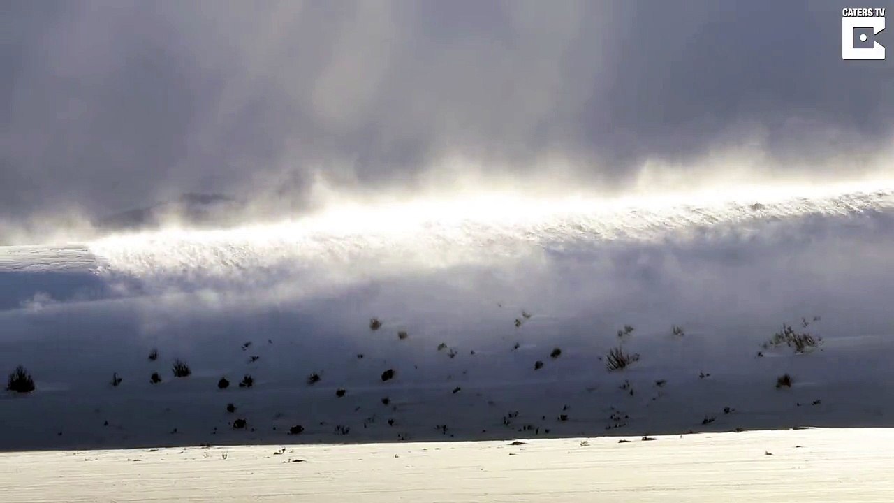 Tsunami de neige à la montagne en pleine tempête !
