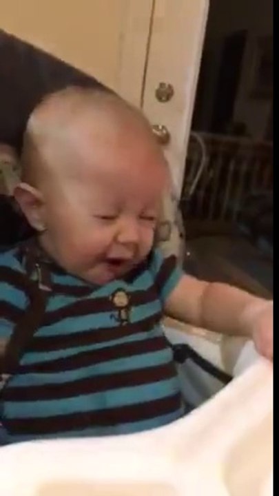 La tête de ce bébé qui mange du citron pour la première fois !