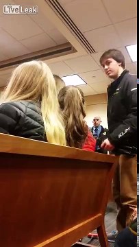 Electrocuté par un Taser en plein tribunal par la police !