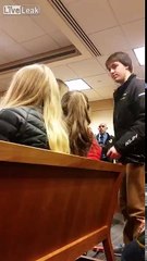 Electrocuté par un Taser en plein tribunal par la police !
