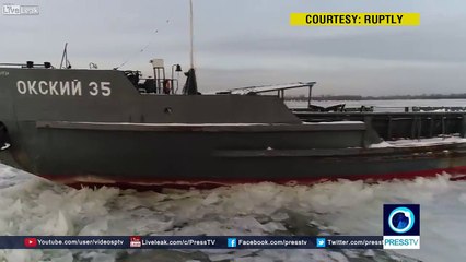 Download Video: Prisonnier de la glace ce bateau est coincé dans la Volga pour l'hiver !