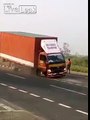 Hors de contrôle ce camion tourne sur lui-même sans conducteur !