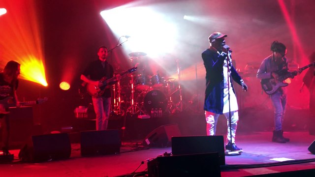 Alpha Bondy stoppe une bagarre entre spectateurs en plein tour de chant