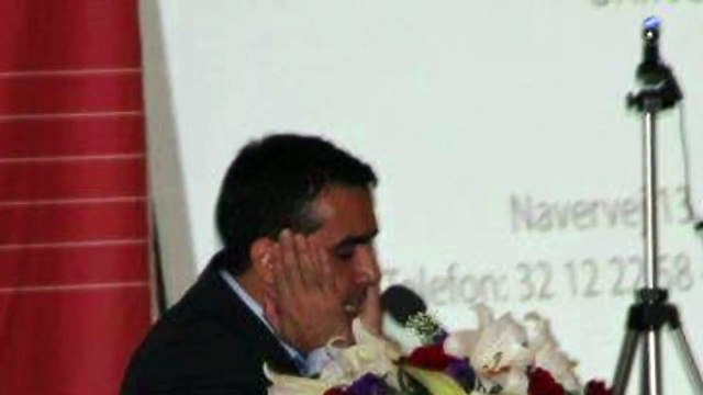 Ahzab suresi, ayet 56. Şüphesiz Allah ve melekleri Peygamber’e salât ediyorlar. Ey iman edenler! Siz de ona salât edin, selâm edin. Hafiz Metin Demirtas, Kopenhag Danimarka. Ahazab suresi tefsiri. Ahzab suresi meali. Ahzab suresi dinle. Surah Ahzab mp3.