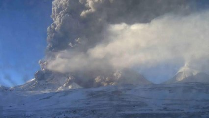 Vulcão russo entra em erupção