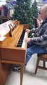 Quand un vieil homme s’installe à un piano d’un supermarché ...