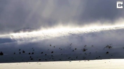 Tsunami de neige à la montagne en pleine tempête ! (720p)