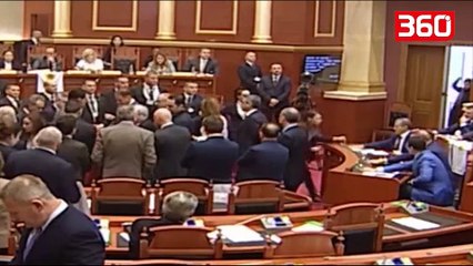 Del për herë të parë, ja si deputeti i PS-së qëllon deputeten e LSI-së (360video)