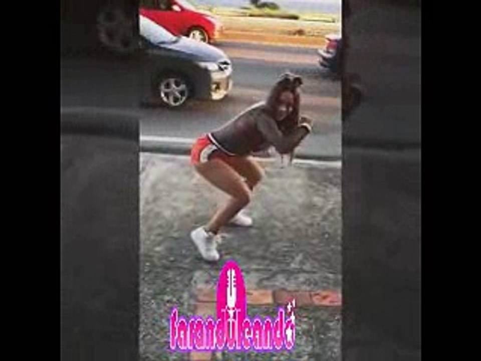 La materialista hace exótico baile en plena vía publica y revientan las redes