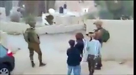Palestinian girl slaps an Israeli soldier