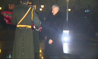 Başbakan Yıldırım Aliyev Abidesi'ne Çelenk Bıraktı