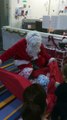 Le Père Noël fait la tournée des chambres des enfants de l'hôpital de Cannes.