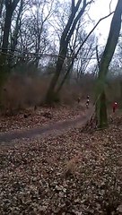 Regardez ce qui va surgir en pleine course de VTT... Incroyable