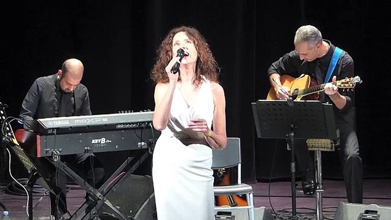 GIGLIOLA CINQUETTI A PARIGI canta "Non ho l'età "